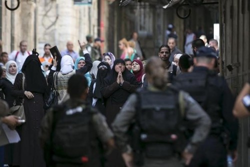 Clashes between Israel police and Muslims in Jerusalem enter third day - ảnh 1